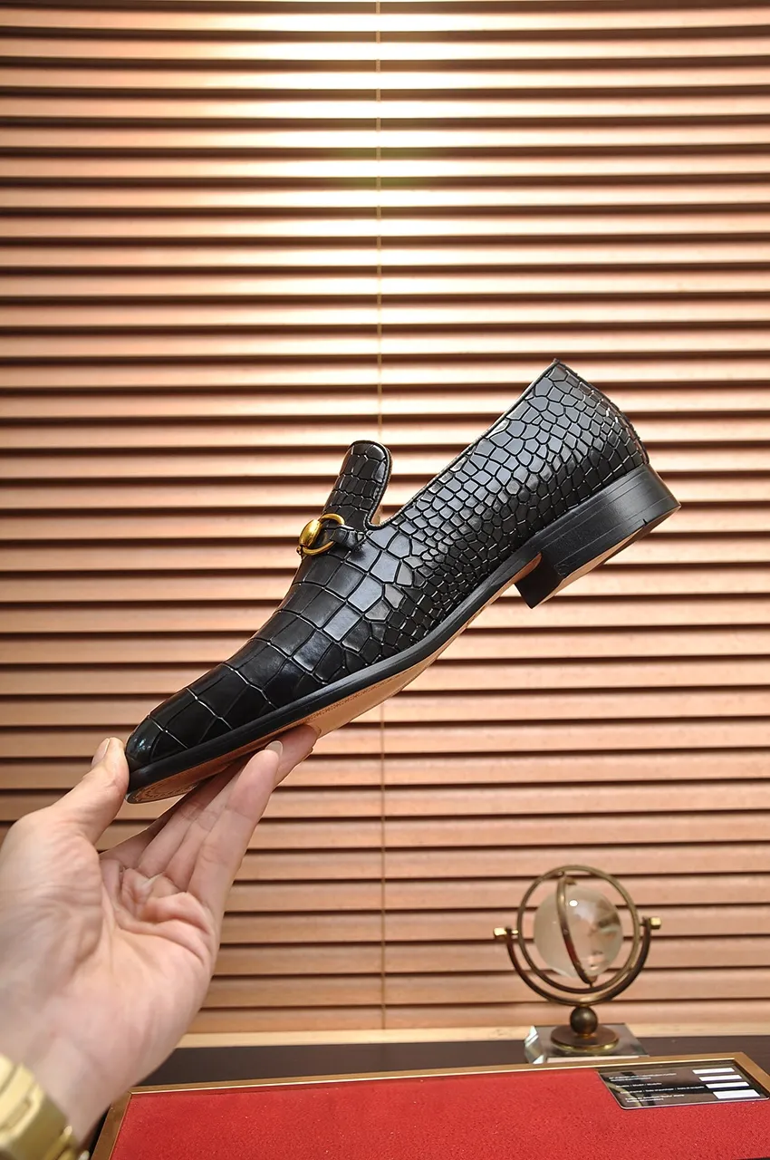Men's shoes💰560💶Italy's top luxury men's shoe giant (GUCCI) (Gucci) (full cowhide lining) new arrival🍃Original European style🔰 Pleasant to the eye😍In order to make the shoes more durable and non-deformable🌀The production continues to follow traditional methods but there is still no lack of innovation💪Choose original sheepskin for the leather♻️ Smooth and natural And extra bright ⭐Made of imported cowhide, the first choice of rich people 38-45 (45 customized)